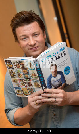 Berlin, Deutschland. 21. November 2013. Der britische Starkoch Jamie Oliver präsentiert sein neue Kochbuch "Cook clever mit Jamie" in Berlin, Deutschland, 21. November 2013. Jamie Olivers neue Buch befasst sich mit der Frage, wie köstliche Gerichte für die ganze Familie trotz begrenztem Budget zu erstellen. Foto: Jörg CARSTENSEN/Dpa/Alamy Live News Stockfoto