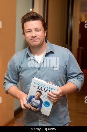 Berlin, Deutschland. 21. November 2013. Der britische Starkoch Jamie Oliver präsentiert sein neue Kochbuch "Cook clever mit Jamie" in Berlin, Deutschland, 21. November 2013. Jamie Olivers neue Buch befasst sich mit der Frage, wie köstliche Gerichte für die ganze Familie trotz begrenztem Budget zu erstellen. Foto: Jörg CARSTENSEN/Dpa/Alamy Live News Stockfoto