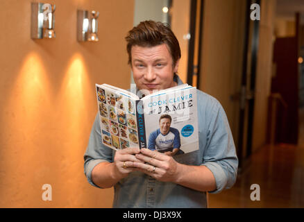 Berlin, Deutschland. 21. November 2013. Der britische Starkoch Jamie Oliver präsentiert sein neue Kochbuch "Cook clever mit Jamie" in Berlin, Deutschland, 21. November 2013. Jamie Olivers neue Buch befasst sich mit der Frage, wie köstliche Gerichte für die ganze Familie trotz begrenztem Budget zu erstellen. Foto: Jörg CARSTENSEN/Dpa/Alamy Live News Stockfoto