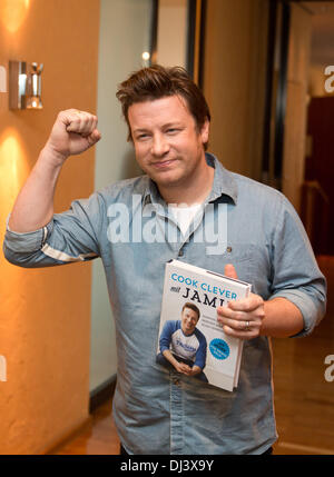 Berlin, Deutschland. 21. November 2013. Der britische Starkoch Jamie Oliver präsentiert sein neue Kochbuch "Cook clever mit Jamie" in Berlin, Deutschland, 21. November 2013. Jamie Olivers neue Buch befasst sich mit der Frage, wie köstliche Gerichte für die ganze Familie trotz begrenztem Budget zu erstellen. Foto: Jörg CARSTENSEN/Dpa/Alamy Live News Stockfoto