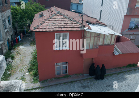 Arabische Frauen in Bukas in Sulukule Istanbul Stockfoto