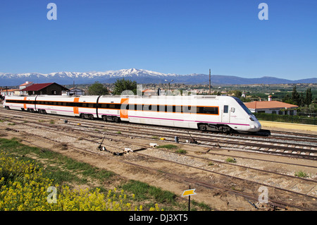 RENFE S-598 Mittelstrecke Zug verlassen Sie den Bahnhof, Guadix, Provinz Granada, Andalusien, Spanien, Westeuropa. Stockfoto