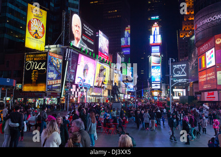 Times Square bei Nacht, New York City, Vereinigte Staaten von Amerika. Stockfoto