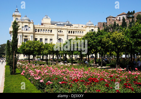 Rathaus (Ayuntamiento de Malaga) entlang der Avenida Cervantes und Jardines Pedro Luis Alonso, Malaga, Andalusien, Spanien. Stockfoto