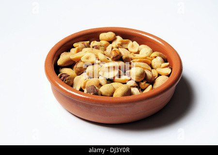 Gemischten Nüssen (Haselnüsse, Erdnüsse, Pistazien, Mandeln) in einen Tontopf. Stockfoto