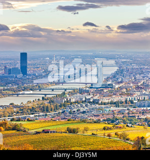 Stadtbild von Wien und Donau im Herbst in der Abenddämmerung Stockfoto