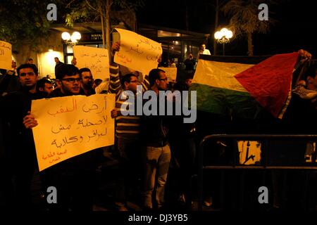 Jerusalam, Israel. 20. November 2013. Palästinenser und arabische Israelis Protest gegen die israelische Regierung Pläne, Beduinen in der Negev-Wüste, in Jerusalem, am 20. November 2013 zu verlagern. Im September 2011 genehmigte die israelische Regierung einen Fünfjahres-wirtschaftliche Entwicklungsplan PRAWER Plan genannt. Eines ihrer Auswirkungen ist eine Verlagerung von einigen 30.000-40.000 Negev-Beduinen aus Gebieten, die von der Regierung staatlich zugelassener Townships nicht erkannt. (Xinhua/Muammar Awad/Alamy Live News) Stockfoto