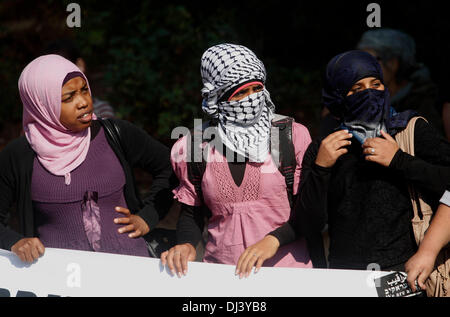 Jerusalam, Israel. 20. November 2013. Palästinenser und arabische Israelis Protest gegen die israelische Regierung Pläne, Beduinen in der Negev-Wüste, in Jerusalem, am 20. November 2013 zu verlagern. Im September 2011 genehmigte die israelische Regierung einen Fünfjahres-wirtschaftliche Entwicklungsplan PRAWER Plan genannt. Eines ihrer Auswirkungen ist eine Verlagerung von einigen 30.000-40.000 Negev-Beduinen aus Gebieten, die von der Regierung staatlich zugelassener Townships nicht erkannt. (Xinhua/Muammar Awad/Alamy Live News) Stockfoto