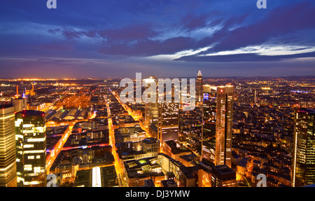 Frankfurt bei Nacht / Frankfurt in der Abenddämmerung Stockfoto