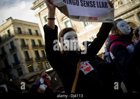 Barcelona, Spanien. 21. November 2013. Kommenden 24. November ist der internationale Tag der obdachlosen Menschen. Im Rahmen der Kampagne "niemand ohne Gesundheit. Niemand ohne Heimat "von verschiedenen gesellschaftlichen Organisationen gefördert durchgeführt, ein Akt des Protests in Barcelona, wo mehrere Menschen, Aktivisten und Obdachlosen maskierte, Banner, Gesundheit und Zuhause für alle anspruchsvollen ausgestellt haben. In Spanien hat die Wirtschaftskrise die Anzahl der Menschen gestärkt, die Obdachlosen und auf soziale Unterstützung angewiesen sind. Bildnachweis: Jordi Boixareu/Alamy Live-Nachrichten Stockfoto