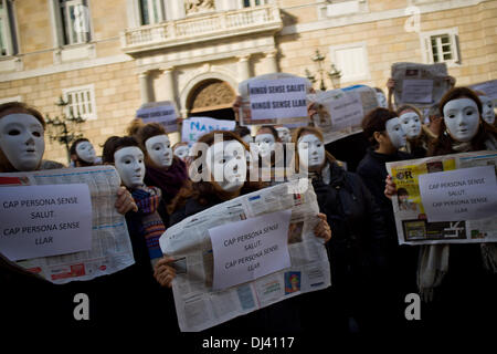 Barcelona, Spanien. 21. November 2013. Kommenden 24. November ist der internationale Tag der obdachlosen Menschen. Im Rahmen der Kampagne "niemand ohne Gesundheit. Niemand ohne Heimat "von verschiedenen gesellschaftlichen Organisationen gefördert durchgeführt, ein Akt des Protests in Barcelona, wo mehrere Menschen, Aktivisten und Obdachlosen maskierte, Banner, Gesundheit und Zuhause für alle anspruchsvollen ausgestellt haben. In Spanien hat die Wirtschaftskrise die Anzahl der Menschen gestärkt, die Obdachlosen und auf soziale Unterstützung angewiesen sind. Bildnachweis: Jordi Boixareu/Alamy Live-Nachrichten Stockfoto