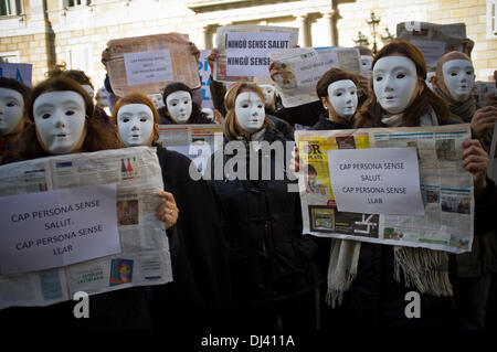 Barcelona, Spanien. 21. November 2013. Kommenden 24. November ist der internationale Tag der obdachlosen Menschen. Im Rahmen der Kampagne "niemand ohne Gesundheit. Niemand ohne Heimat "von verschiedenen gesellschaftlichen Organisationen gefördert durchgeführt, ein Akt des Protests in Barcelona, wo mehrere Menschen, Aktivisten und Obdachlosen maskierte, Banner, Gesundheit und Zuhause für alle anspruchsvollen ausgestellt haben. In Spanien hat die Wirtschaftskrise die Anzahl der Menschen gestärkt, die Obdachlosen und auf soziale Unterstützung angewiesen sind. Bildnachweis: Jordi Boixareu/Alamy Live-Nachrichten Stockfoto