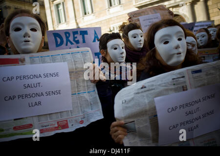 Barcelona, Spanien. 21. November 2013. Kommenden 24. November ist der internationale Tag der obdachlosen Menschen. Im Rahmen der Kampagne "niemand ohne Gesundheit. Niemand ohne Heimat "von verschiedenen gesellschaftlichen Organisationen gefördert durchgeführt, ein Akt des Protests in Barcelona, wo mehrere Menschen, Aktivisten und Obdachlosen maskierte, Banner, Gesundheit und Zuhause für alle anspruchsvollen ausgestellt haben. In Spanien hat die Wirtschaftskrise die Anzahl der Menschen gestärkt, die Obdachlosen und auf soziale Unterstützung angewiesen sind. Bildnachweis: Jordi Boixareu/Alamy Live-Nachrichten Stockfoto