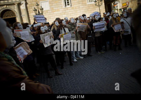 Barcelona, Spanien. 21. November 2013. Kommenden 24. November ist der internationale Tag der obdachlosen Menschen. Im Rahmen der Kampagne "niemand ohne Gesundheit. Niemand ohne Heimat "von verschiedenen gesellschaftlichen Organisationen gefördert durchgeführt, ein Akt des Protests in Barcelona, wo mehrere Menschen, Aktivisten und Obdachlosen maskierte, Banner, Gesundheit und Zuhause für alle anspruchsvollen ausgestellt haben. In Spanien hat die Wirtschaftskrise die Anzahl der Menschen gestärkt, die Obdachlosen und auf soziale Unterstützung angewiesen sind. Bildnachweis: Jordi Boixareu/Alamy Live-Nachrichten Stockfoto