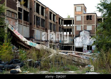 Die Detroit Packard Automobilwerk 1903 eröffnet und wurde im Jahr 1958 geschlossen. Die 3.500.000-Square-Foot (325.000 m2), Anlage wurde von Albert Kahn entworfen und befindet sich auf über 40 Hektar (0.142 km2) Land auf East Grand Boulevard auf der Ostseite der Stadt. Bild wurde im Oktober 2013 aufgenommen. Stockfoto