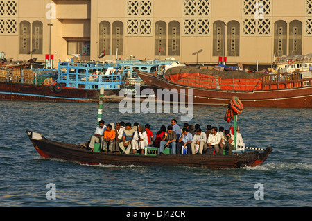 Wasser-Taxi auf dem Dubai creek Stockfoto