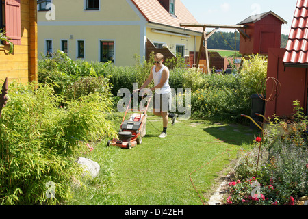 Rasen Mähen, Rasenmähen Stockfoto