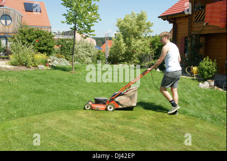 Rasen Mähen, Rasenmähen Stockfoto