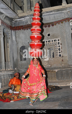 Bhavai Tanz. Darstellerinnen auszugleichen Irdene Töpfe oder Messing Kannen, wie sie tanzen. Rajasthan, Indien Stockfoto
