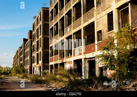 Die Detroit Packard Automobilwerk 1903 eröffnet und wurde im Jahr 1958 geschlossen. Die 3.500.000-Square-Foot (325.000 m2), Anlage wurde von Albert Kahn entworfen und befindet sich auf über 40 Hektar (0.142 km2) Land auf East Grand Boulevard auf der Ostseite der Stadt. Bild wurde im Oktober 2013 aufgenommen. Stockfoto