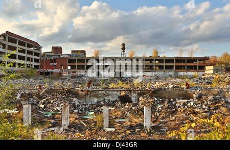 Die Detroit Packard Automobilwerk 1903 eröffnet und wurde im Jahr 1958 geschlossen. Die 3.500.000-Square-Foot (325.000 m2), Anlage wurde von Albert Kahn entworfen und befindet sich auf über 40 Hektar (0.142 km2) Land auf East Grand Boulevard auf der Ostseite der Stadt. Bild wurde im Oktober 2013 aufgenommen. Stockfoto