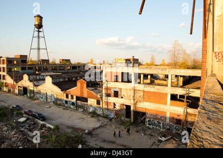 Die Detroit Packard Automobilwerk 1903 eröffnet und wurde im Jahr 1958 geschlossen. Die 3.500.000-Square-Foot (325.000 m2), Anlage wurde von Albert Kahn entworfen und befindet sich auf über 40 Hektar (0.142 km2) Land auf East Grand Boulevard auf der Ostseite der Stadt. Bild wurde im Oktober 2013 aufgenommen. Stockfoto