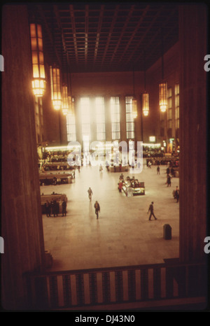 Die Passagiere werden von der oberen Etage in der Haupthalle der 30th Street Station von Philadelphia aus beobachtet, die die geschäftige Atmosphäre und Architektur des Innenraums des Bahnhofs einfängt. Stockfoto