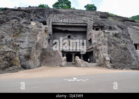 Höhle 10: Fassade der buddhistischer Chaitya-Halle. Vishvakarma oder des Tischlers Hütte. Ellora Höhlen, Aurangabad, Maharashtra, Indien Stockfoto