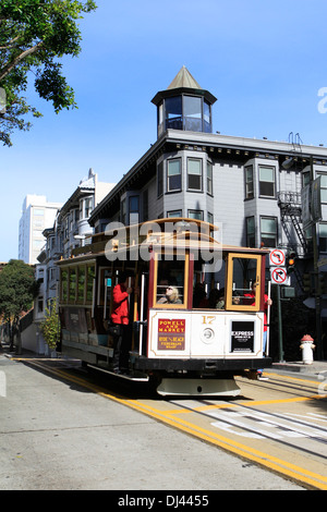 San Francisco, Kalifornien, USA – 6. November 2013: Eine Seilbahn in der Powell Street in der Innenstadt von San Francisco Stockfoto