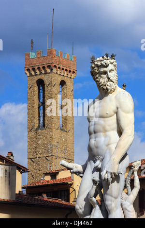 Statue von Neptun als Bestandteil der Brunnen auf der Piazza della Signoria in Florenz, Italien. Stockfoto