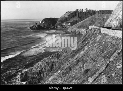 Dieses Foto zeigt eine Nordansicht aus der Nähe der Sea Lion Caves und erfasst die zerklüftete Küste und Meeresumwelt entlang des Pazifischen Ozeans. Stockfoto