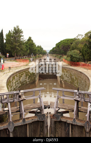 Sperren der Ecluse d'Argelliers auf dem Canal de Jonction Salleles D'Aude Frankreich Stockfoto