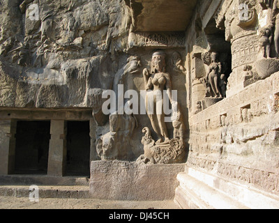 Höhle 21: Göttin Ganges. Nordseite Eingang stehend auf einem Krokodil. Ellora Höhlen, Aurangabad, Maharashtra, Indien Stockfoto