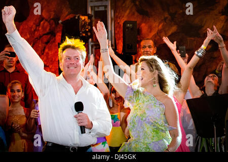 Aruba, Niederländische Antillen. 20. Nov 2013.King Willem-Alexander und Maxima der Königin der Niederlande besuchen die Feierlichkeiten am Abend am Strand von Bushiribana in Aruba, 20. November 2013. Das niederländische Königspaar besucht die Karibik Teil des Königreichs vom 12. bis 21. November. Foto: Patrick van Katwijk / Niederlande und Frankreich nach außen / Dpa/Alamy Live News Stockfoto