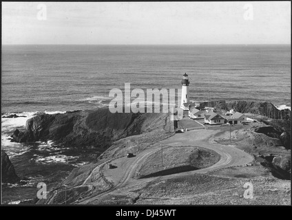 Das Yaquina Head Lighthouse, das sich 6 km nördlich von Newport, Oregon, befindet, ist ein historisches Gebäude an der Küste. Der Leuchtturm ist bekannt für seine Rolle bei der Führung von Schiffen entlang der zerklüfteten Pazifikküste. Stockfoto