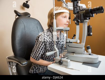 Junge in der Augenuntersuchung mit Spaltlampe Stockfoto