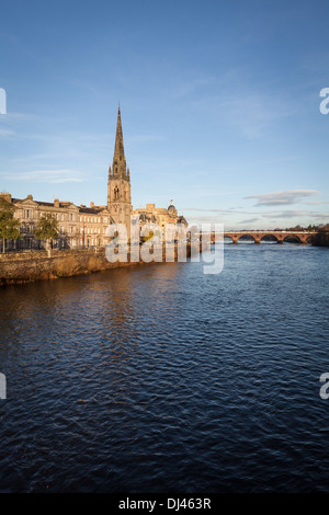 Blick entlang des silbrigen Tay River in Perth, an einem kalten klaren Wintermorgen. Stockfoto