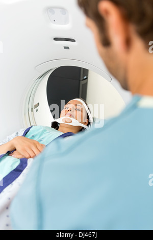 Blick auf Krankenschwester beim CT-Scan unterzogen Patienten Stockfoto