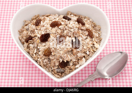 Müsli in eine herzförmige Schüssel Stockfoto