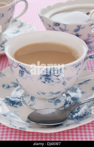 Tee mit Milch in einem floralen Bone China Tee service Stockfoto