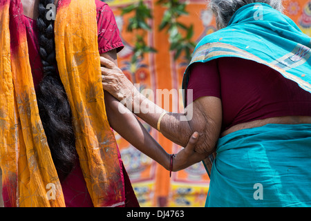 Indische Teenager-Mädchen ihre Großmutter im Sri Sathya Sai Baba mobile aufsuchende Krankenhaus zu unterstützen. Andhra Pradesh, Indien Stockfoto