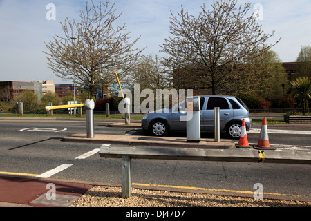 Fahrzeug Eintritt in Telford Einkaufszentrum Parkplatz mit einen Pkw-Fahrer ein Ticket genommen haben, so dass die Barriere würde steigen Stockfoto