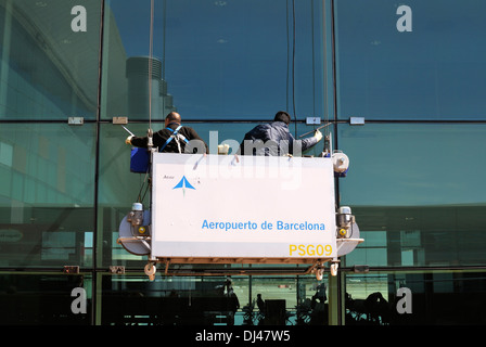 Zwei Arbeiter in Hebezeug Fensterputzen auf terminal-Gebäude am Flughafen. Barcelona. Katalonien. Spanien Stockfoto