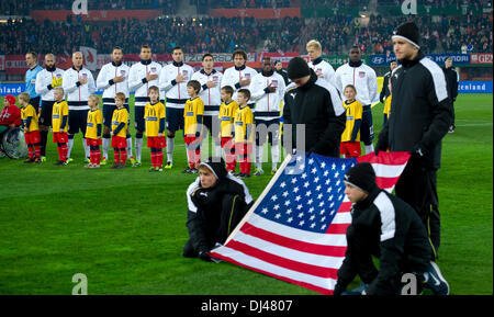 Wien, Österreich. 19. November 2013. Die US-Spieler singen die Nationalhymne vor dem Freundschaftsspiel zwischen Österreich und den USA im Ernst Happel Stadium in Wien, Österreich, 19. November 2013. Foto: Thomas Eisenhuth/Dpa/Alamy Live News Stockfoto