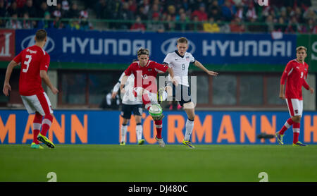 Wien, Österreich. 19. November 2013. Den USA Aron Johannsson (R) wetteifert um den Ball mit Österreichs Christoph Leitgeb während das Freundschaftsspiel zwischen Österreich und den USA im Ernst Happel Stadium in Wien, Österreich, 19. November 2013. Foto: Thomas Eisenhuth/Dpa/Alamy Live News Stockfoto