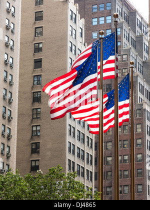 Amerikanische Flaggen an der Seventh Avenue, New York City fliegen Stockfoto