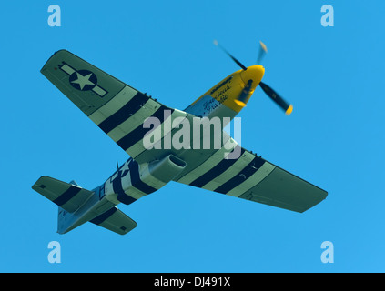 P51 Mustang USAF WW2 Jagdflugzeug aus der Duxford Sammlung fliegen in Clacton airshow.UK 2013 Stockfoto