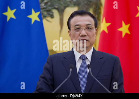 Peking, China. November 2013. Der chinesische Premierminister Li Keqiang spricht und zeigt sich bei einer Pressekonferenz in der Großen Halle des Volkes in Peking auf dem 16. EU-China-Gipfel. © Olli Geibel Stockfoto