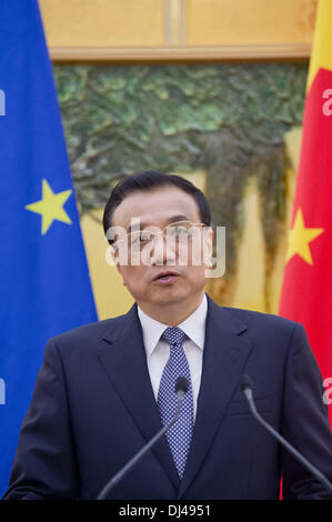 Peking, China. November 2013. Der chinesische Premierminister Li Keqiang spricht und zeigt sich bei einer Pressekonferenz in der Großen Halle des Volkes in Peking auf dem 16. EU-China-Gipfel. © Olli Geibel Stockfoto