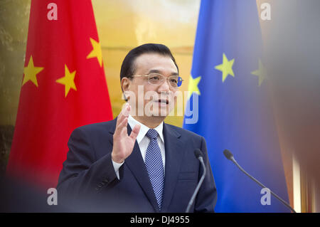 Peking, China. November 2013. Der chinesische Premierminister Li Keqiang spricht und zeigt sich bei einer Pressekonferenz in der Großen Halle des Volkes in Peking auf dem 16. EU-China-Gipfel. © Olli Geibel Stockfoto